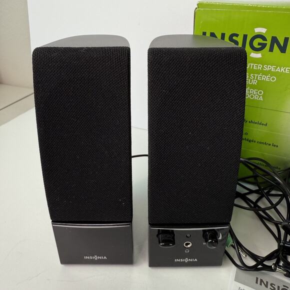 Insignia Powered Wired NS-PCS20 Set of 2 Black Computer Speakers - Picture 3 of 9